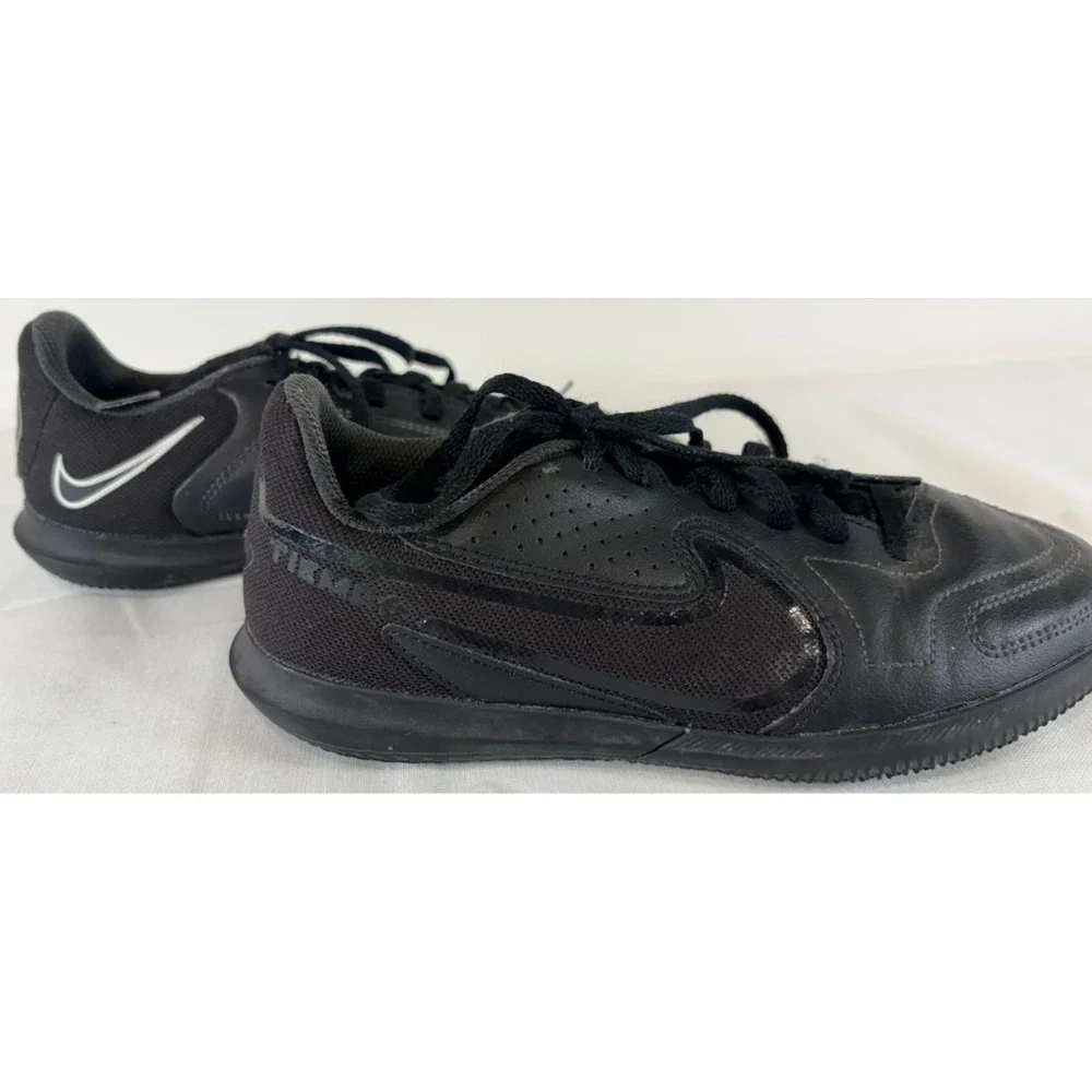 Youth NIKE TIEMPO Black Low Top Lace Up Indoor Soccer shoes.  US Size 3Y